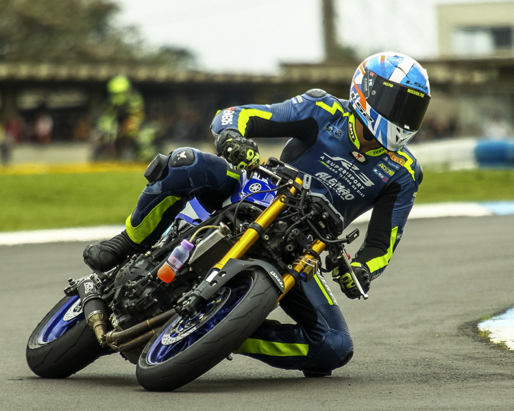 Piloto de apenas 12 anos vence na Copa Yamaha R3 em Cascavel - Racemotor