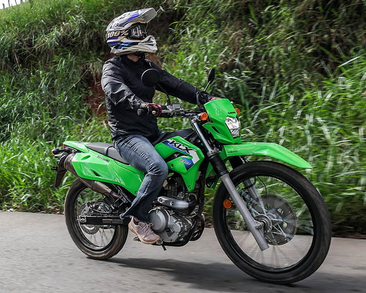 Kawasaki apresenta nova família KLX230 desenvolvida para diferentes terrenos e diferentes perfis de motociclistas.