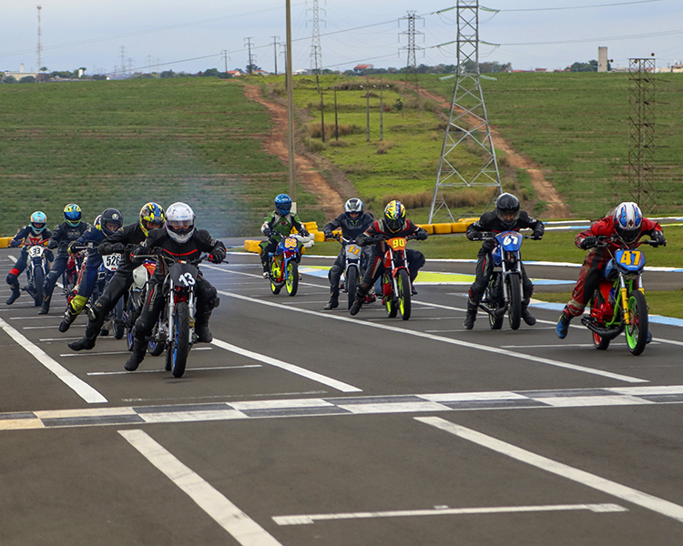 Aegerter supera Casadei e vence corrida 2 da MotoE na França