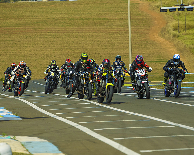 Competição de motocross em Porto Grande reuniu cerca de 80 pilotos
