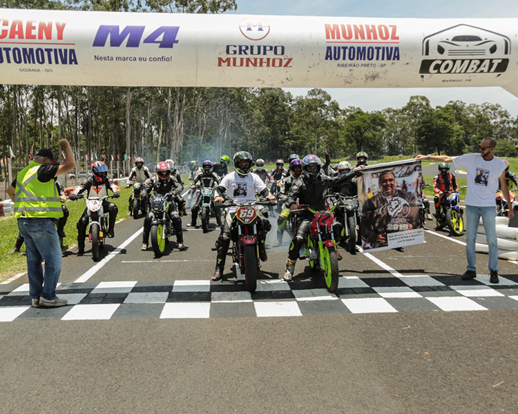 Marcus Buchecha finaliza em cerca de 60 segundos e homenageia